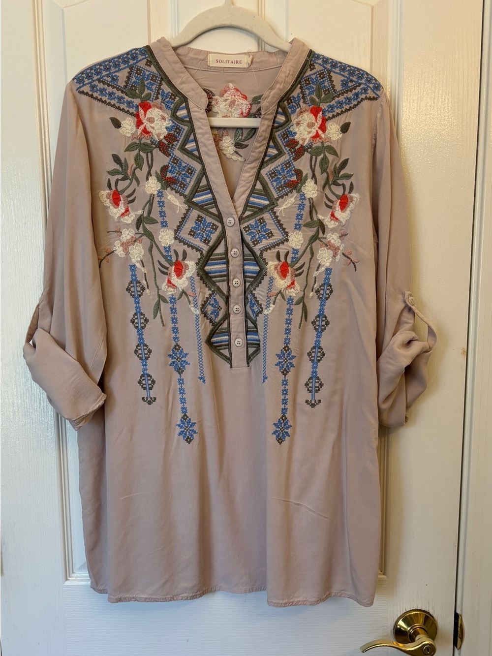 Solitaire Floral Embroidered V-Neck Women’s Tunic Top ~ Women’s Large ~